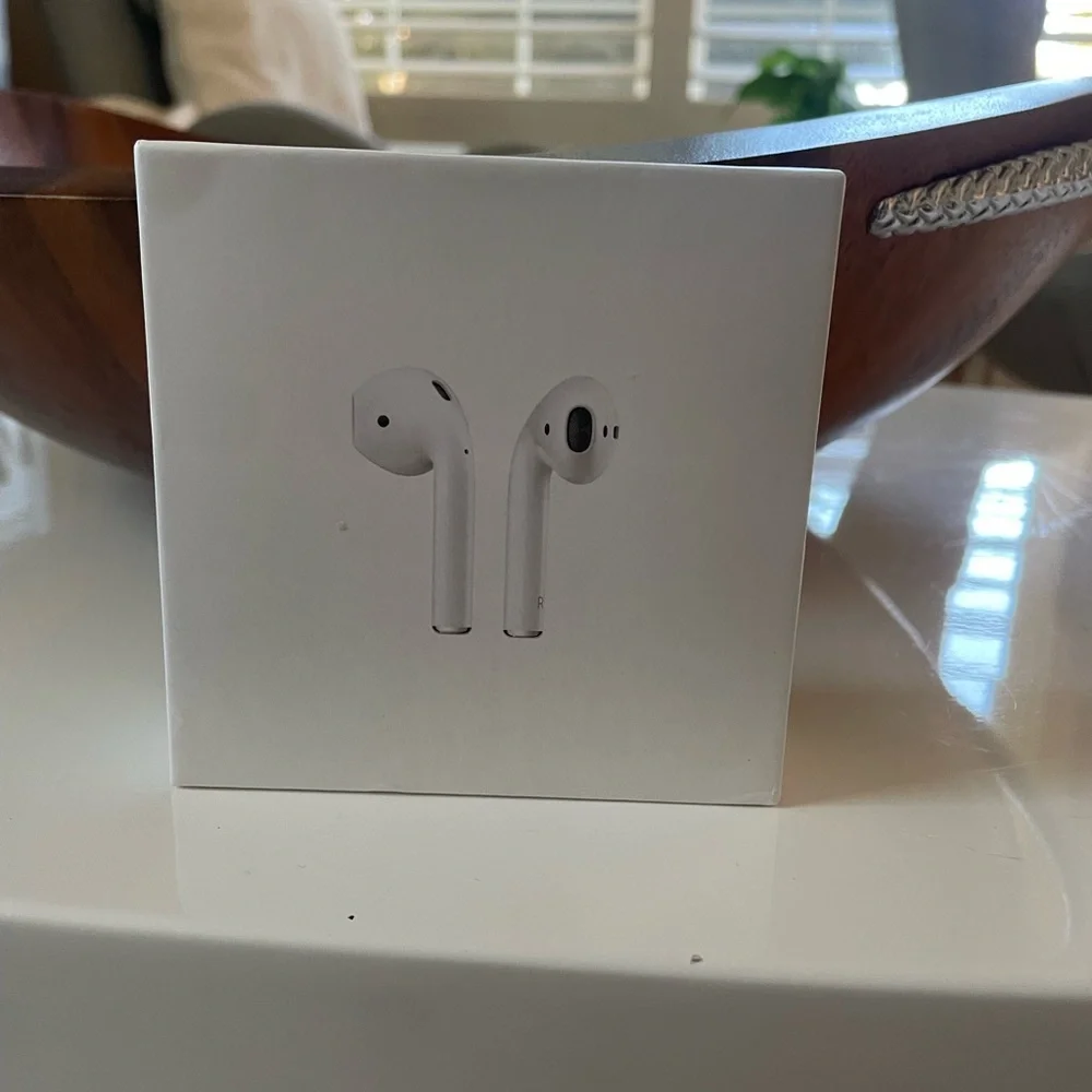 Apple White Wireless Earbuds Headset